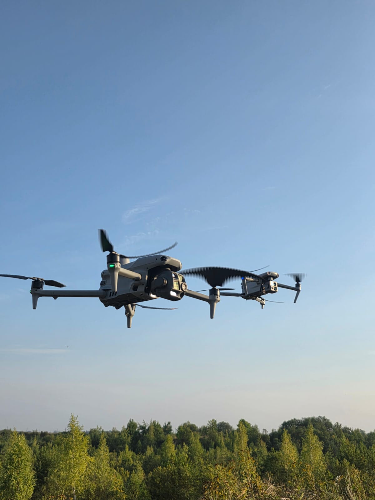DJI Mavic 4 у польоті