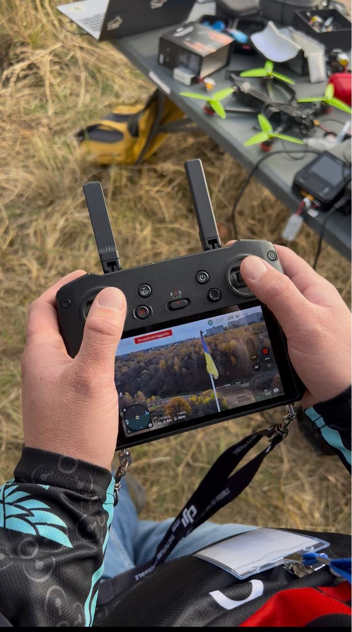 DJI-контролер з українським прапором у кадрі
