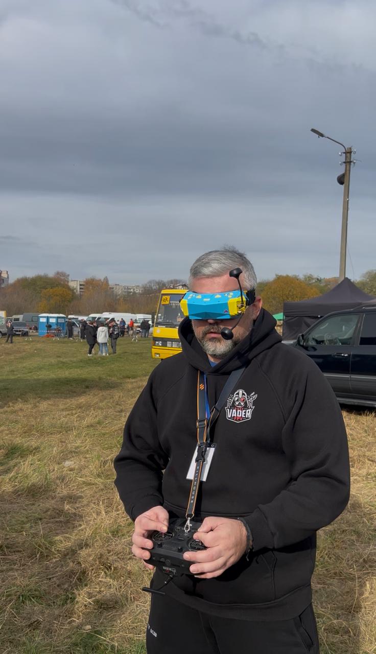 VADER FPV в окулярах летить у полі