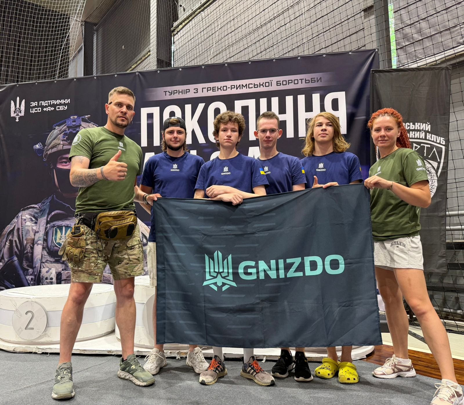 Команда GNIZDO з прапором на турнірі в Києві